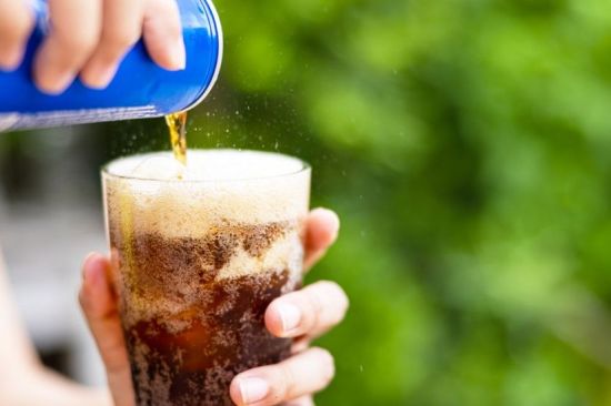 Consultorio nutricional: ¿por qué cambia el sabor si bebo de una lata o de un vaso?