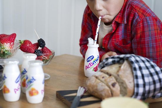 Leches fermentadas curativas: pagar (mucho) más por lo mismo