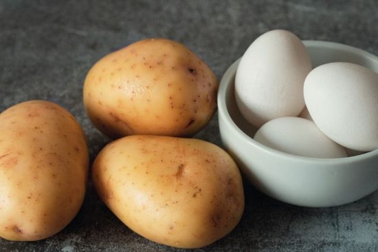 Consultorio nutricional: ¿puedo cocer juntos los huevos y las patatas para ahorrar?